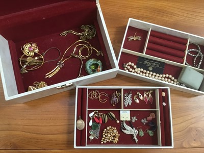 Lot 699 - Box of vintage costume jewellery and bijouterie