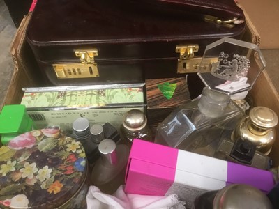 Lot 186 - Quantity of perfume bottles and fitted vanity case, together with.a large quantity of textiles