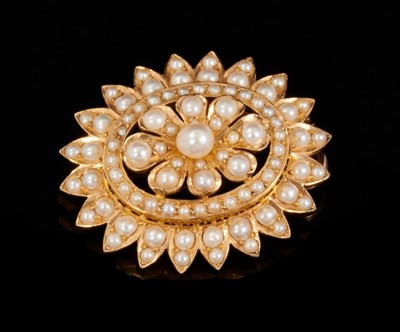 Lot 468 - Victorian gold and seed pearl cluster pendant/brooch