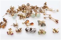 Lot 1515 - Group of gold and yellow metal gem set...