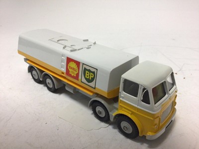 Lot 2004 - Dinky Supertoys Shell-BP fuel tanker No. 944 boxed