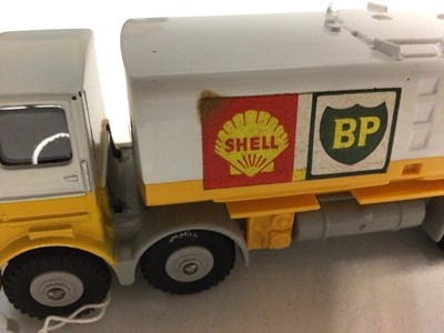 Lot 2004 - Dinky Supertoys Shell-BP fuel tanker No. 944 boxed