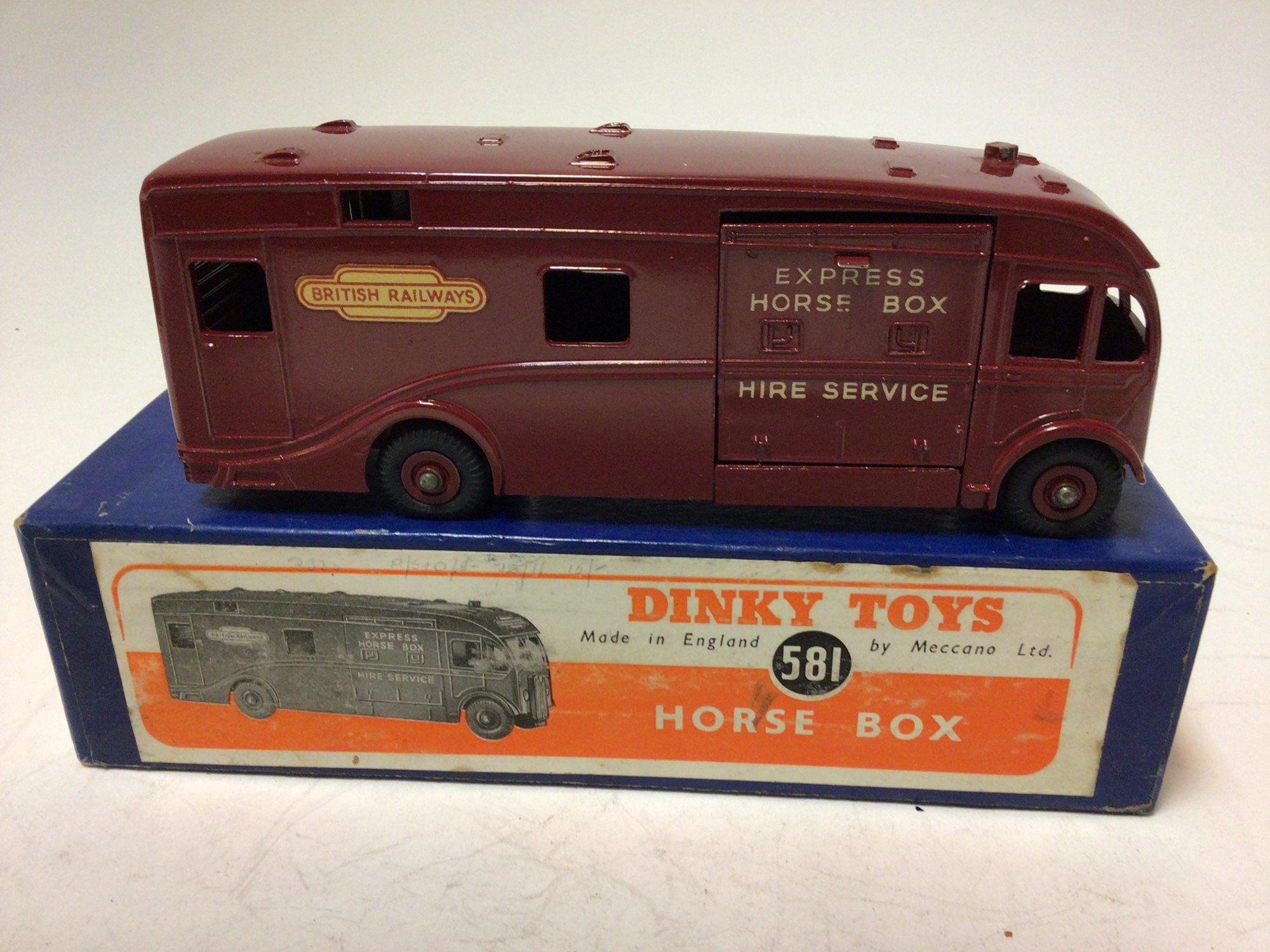 Lot 2013 Dinky horse box No. 581 boxed