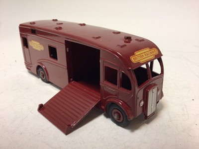 Lot 2013 - Dinky horse box No. 581 boxed