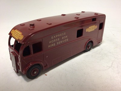 Lot 2013 - Dinky horse box No. 581 boxed