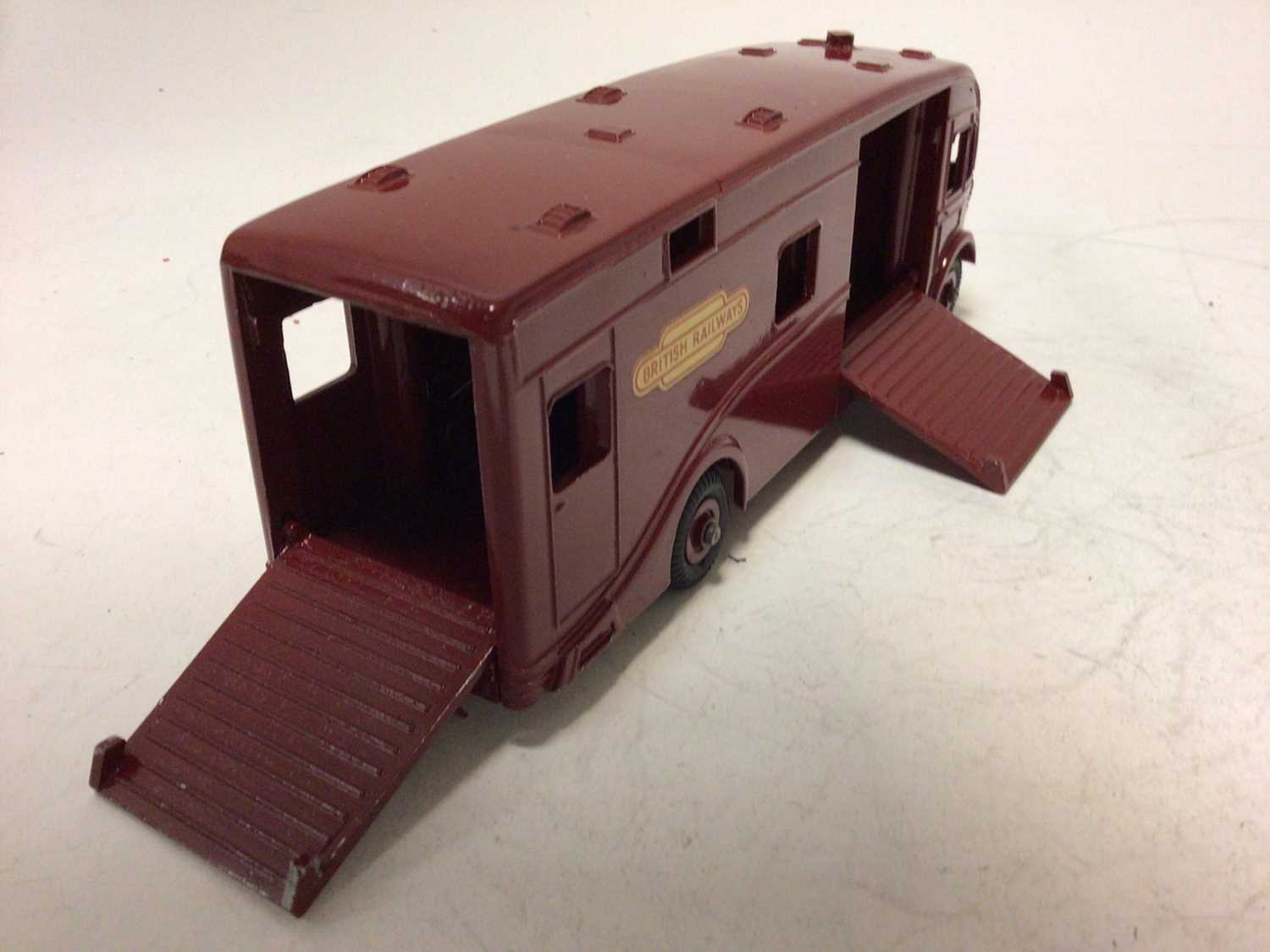 Lot 2013 Dinky horse box No. 581 boxed
