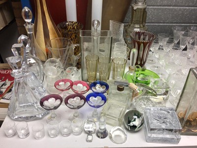 Lot 261 - Large group of assorted glassware to include decanters and coloured glass