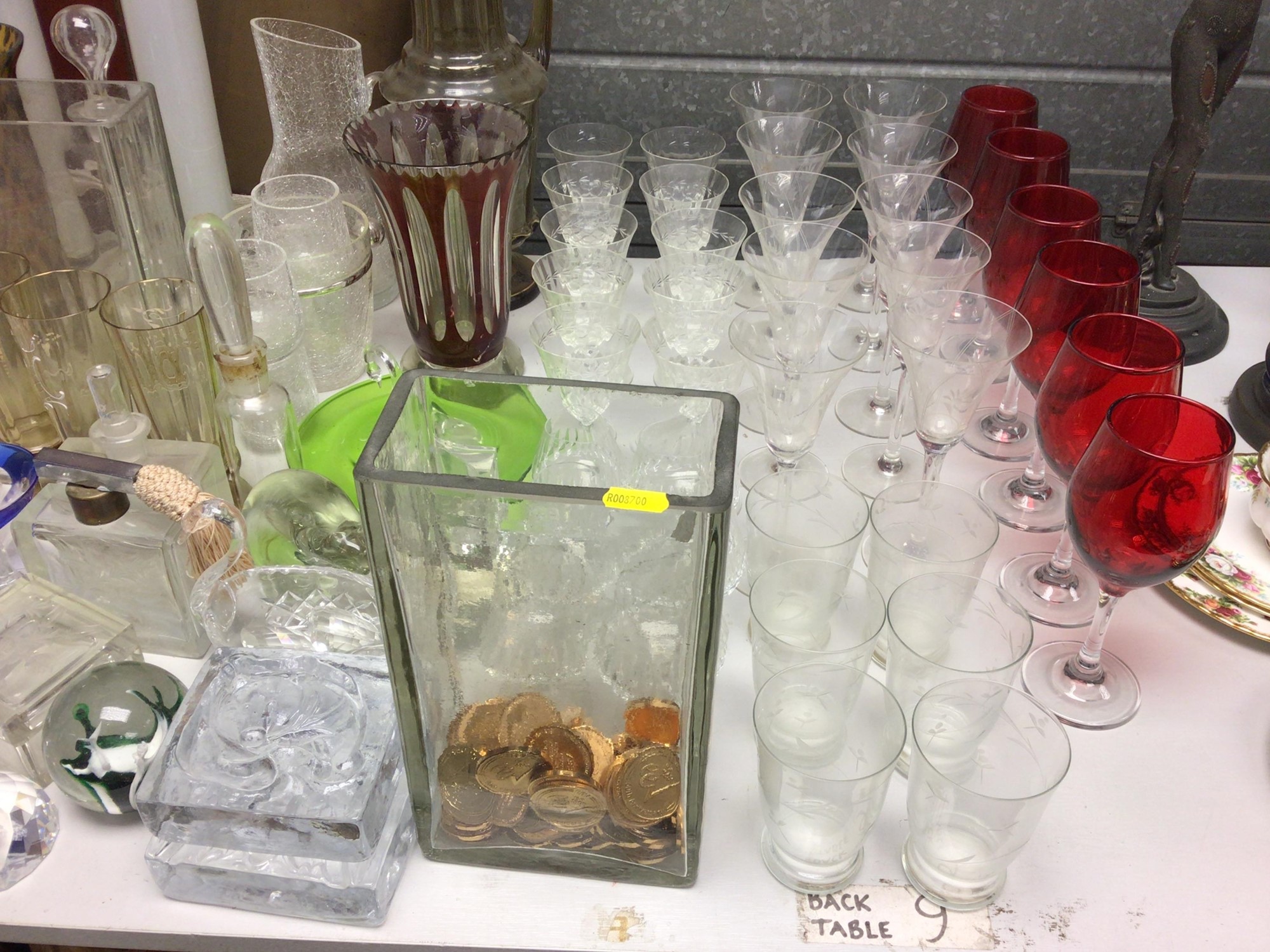 Lot 261 - Large group of assorted glassware to include