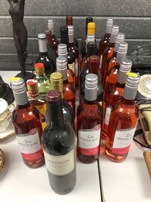 Lot 264 - Twenty five bottles of assorted wine and spirits (25)