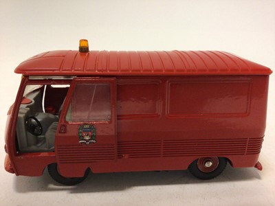 Lot 2041 - Dinky French issue Fourgon Peugeot J7 No. 570P boxed
