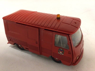 Lot 2041 - Dinky French issue Fourgon Peugeot J7 No. 570P boxed