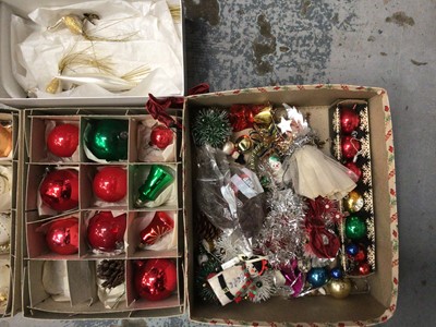 Lot 87 - Quantity of vintage Christmas decorations, including crepe paper concertinas, baubles, etc