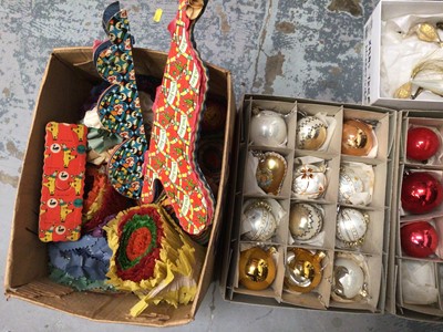 Lot 87 - Quantity of vintage Christmas decorations, including crepe paper concertinas, baubles, etc