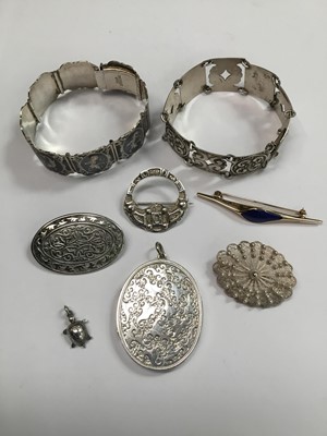 Lot 708 - Group of jewellery to include a 9ct gold and lapis lazuli brooch, Victorian silver locket and various silver and white metal jewellery