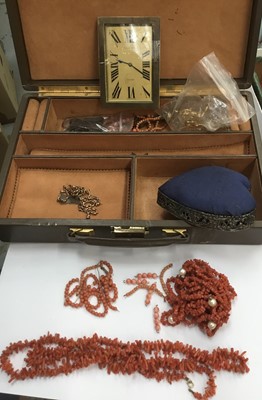 Lot 732 - Collection of jewellery and bijouterie to include a Tiffany desk clock, Edwardian 9ct gold chain, coral necklace etc in leather case