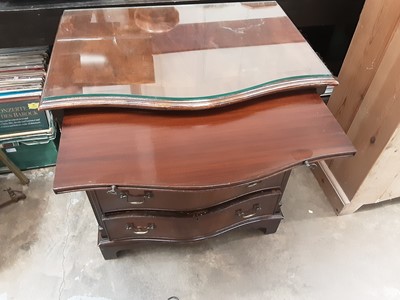 Lot 934 - Georgian style mahogany serpentine fronted chest with brushing slide and four long graduated drawers on bracket feet, 71cm wide, 50cm deep, 78cm high