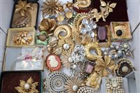 Lot 1541 - Collection of vintage brooches - including...