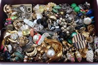 Lot 1542 - Collection of various vintage earrings -...