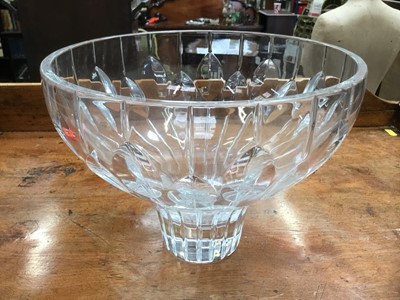 Lot 491 - Stylish cut glass bowl, 26cm wide