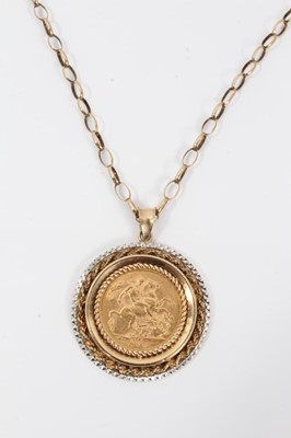 Lot 581 - Edward VII gold sovereign, 1905, in 9ct gold pendant mount on 9ct gold chain