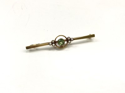 Lot 724 - Edwardian 15ct gold peridot and seed pearl bar brooch