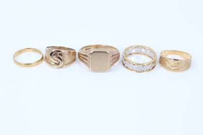 Lot 584 - 9ct gold signet ring, 22ct gold wedding ring, and three other gold rings