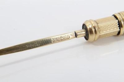 Lot 527 - Gold tooth pick