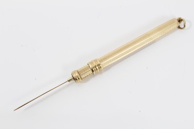 Lot 527 - Gold tooth pick