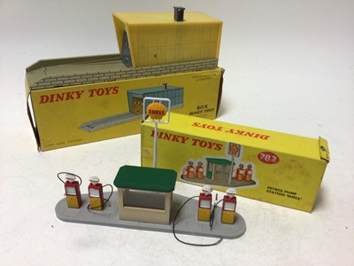 Lot 2253 - Dinky boxed selection of accessories including signs No 47, International Road Signs No 771, Petrol Pump Station "Shell" No 782, Garage No 502, Tyres etc (QTY)