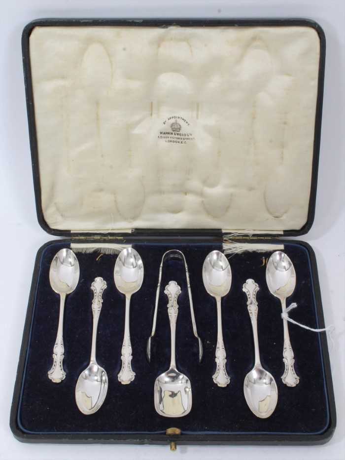 Lot 238 - Set of six George V silver teaspoons, matching sugar spoons and tongs in fitted case