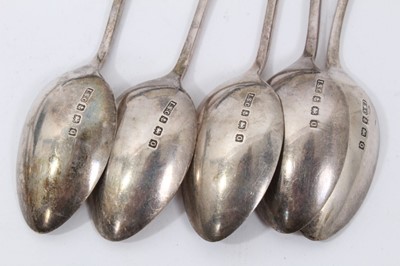 Lot 239 - Composite set of six George V silver teaspoons, with two pairs sugar tongs in a fitted case