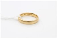 Lot 1594 - Gold (18ct) wedding band. Ring size O