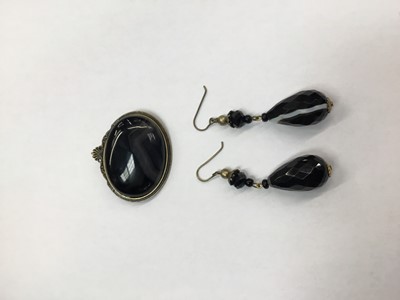 Lot 654 - Victorian style banded agate brooch and pair of earrings, the earrings with briolette cut banded agate drops, approximately 60mm, the brooch 45mm.