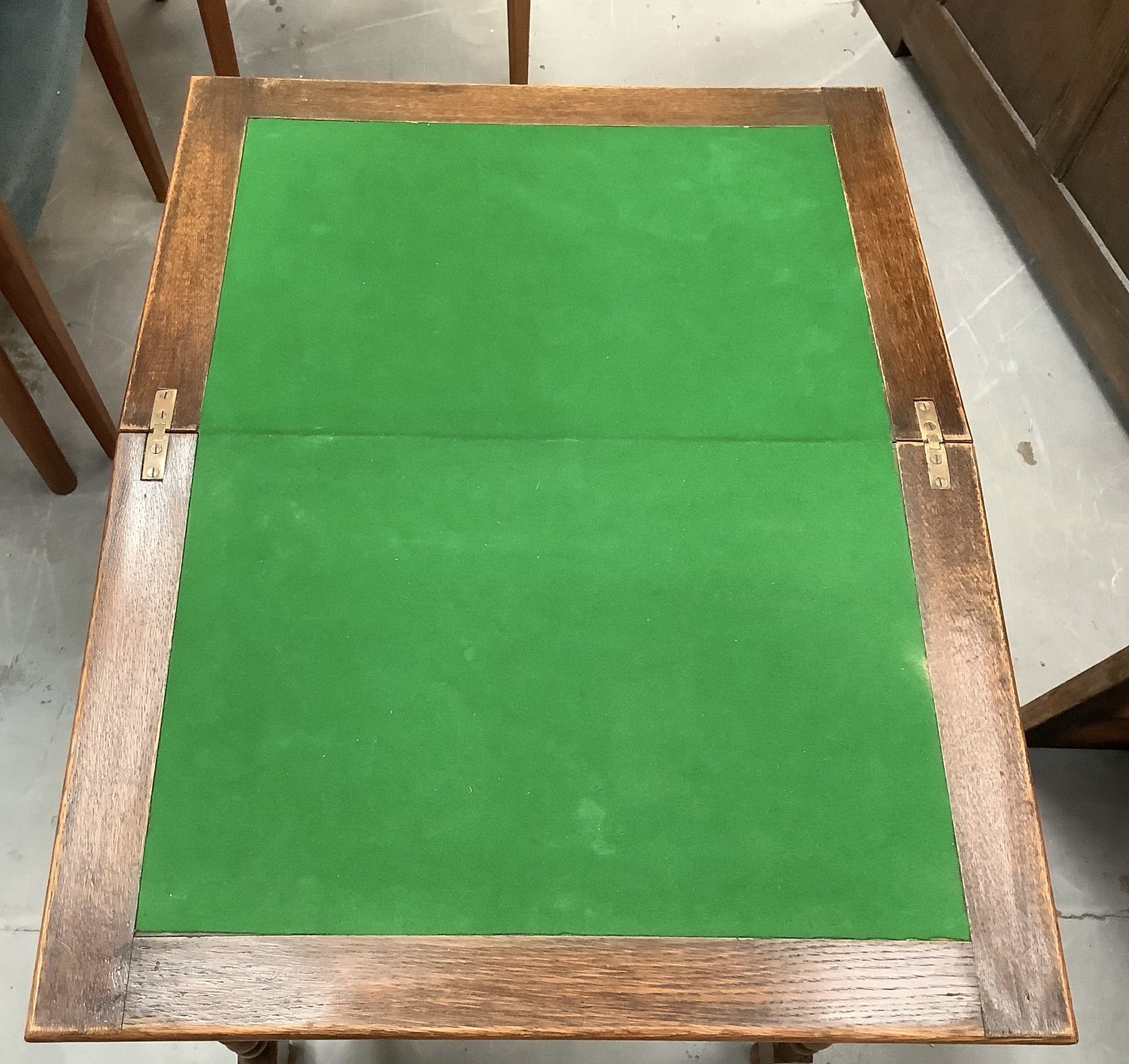 Lot 883 - Oak card table with folding top and single