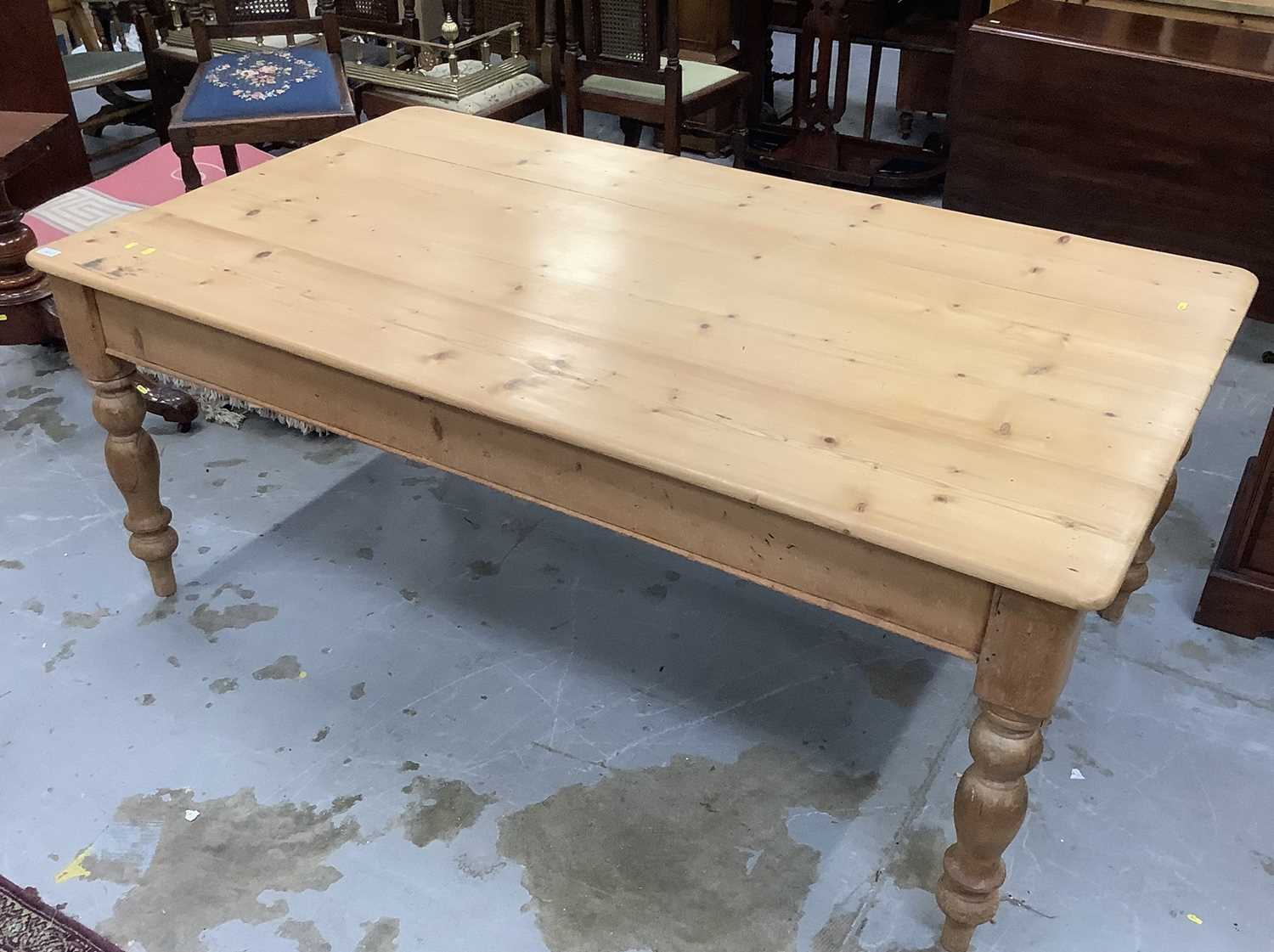 Lot 901 - Victorian pine kitchen table with scrubbed pine top on turned legs