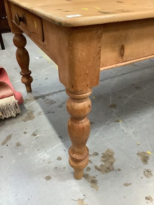 Lot 901 - Victorian pine kitchen table with scrubbed pine top on turned legs