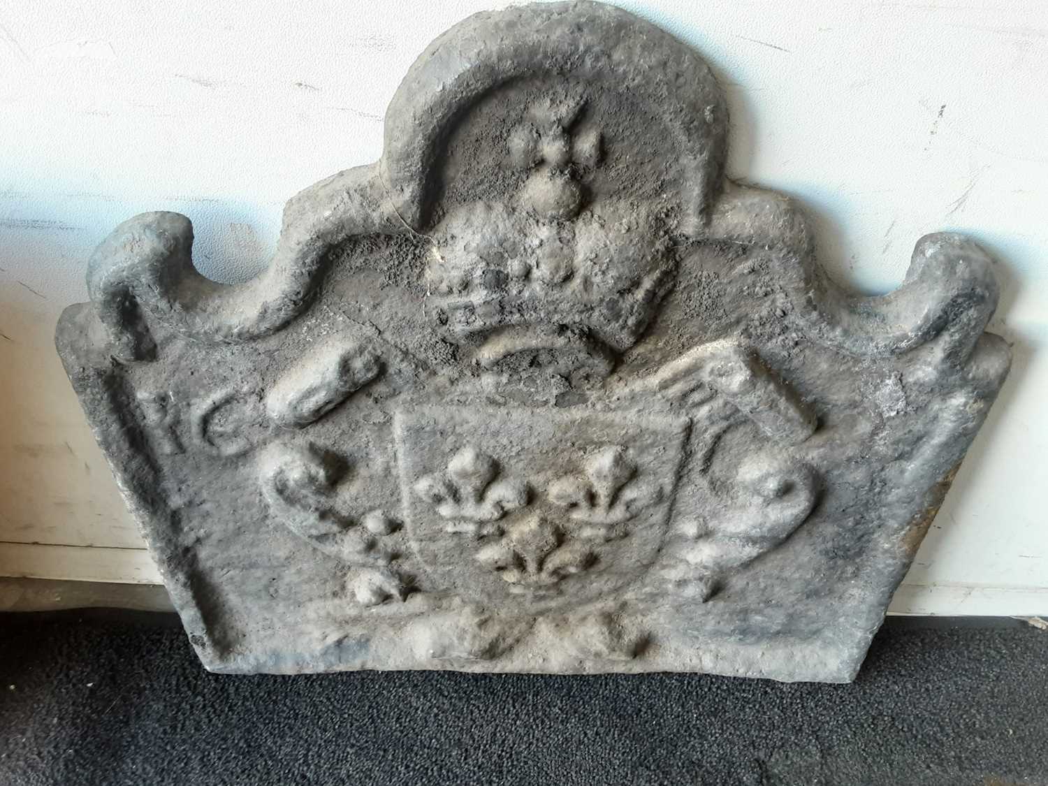 Lot 1524 - Antique cast iron fire back with heraldic motif