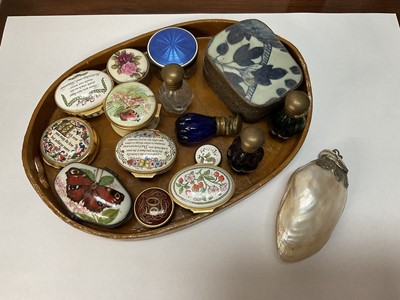Lot 12 - Group of enamel and porcelain trinket boxes to include Halcyon Days, Bilston and other items