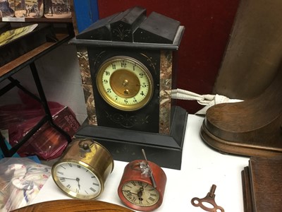 Lot 262 - Black slate mantel clock, together with two oak mantel clocks and two brass clocks (5)