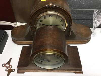 Lot 262 - Black slate mantel clock, together with two oak mantel clocks and two brass clocks (5)
