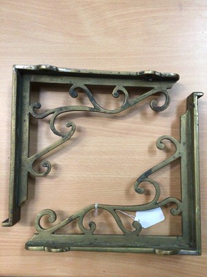 Lot 28 - Pair of good quality brass wall brackets with scroll supports