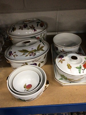 Lot 85 - Eight pieces of Royal Worcester Evesham dinnerware