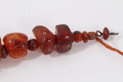 Lot 39 - Graduated amber bead necklace