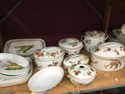 Lot 536 - Lot Royal Worcester Evesham casseroles and vegetable dishes