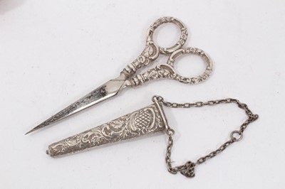 Lot 284 - Collection of late 19th/early 20th century miscellaneous silver sewing and other items