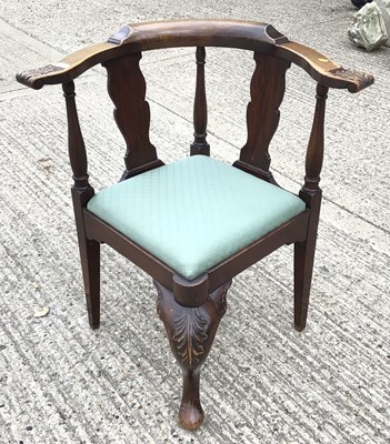 Lot 1030 - Antique oak corner chair with shaped splat back, drop in seat on carved cabriole front leg