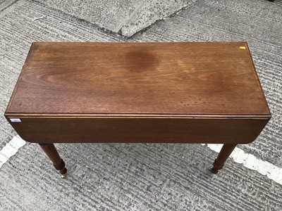 Lot 1031 - Mahogany drop leaf table with end drawer on turned legs