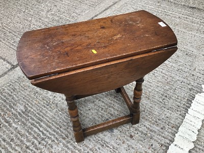 Lot 1032 - Small oak drop leaf table
