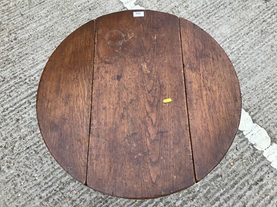 Lot 1032 - Small oak drop leaf table