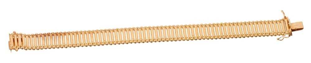 Lot 1986 - 9ct yellow gold bracelet with articulated and textured gold bar links